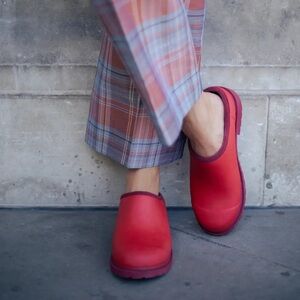 DISCONTINUED Merry people Billie clogs in red